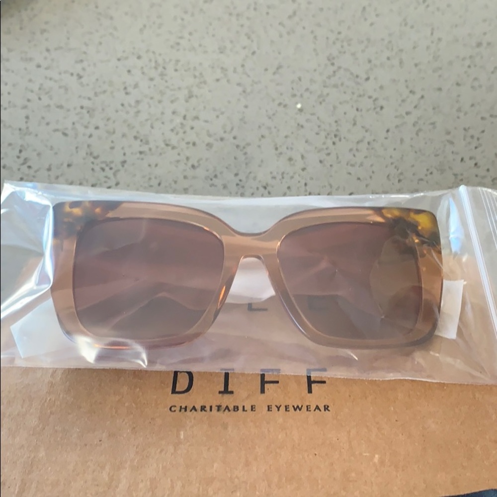 Large frame cat eye sunglasses